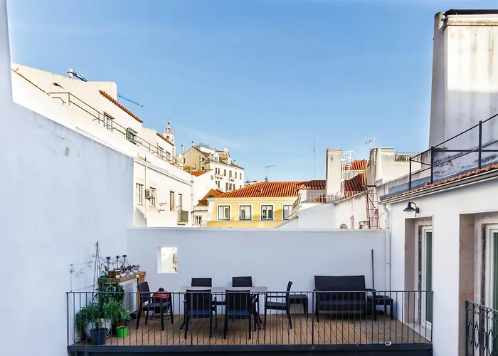 Pool & Garden Apt In The Heart Of Lisbon